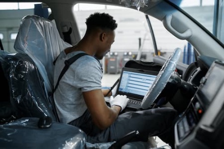 male-mechanic-using-laptop-car-service-2024-11-28-04-17-17-utc.jpg